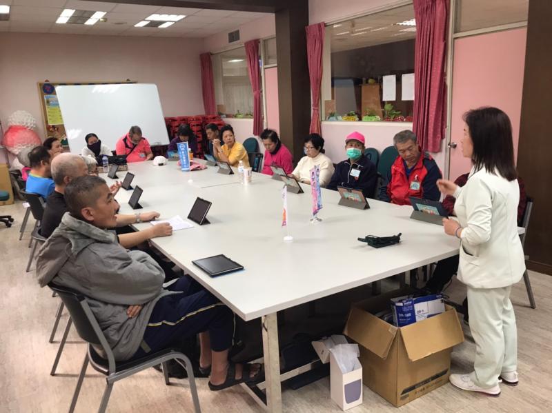 學員們認真地聽老師講解何謂AI智慧