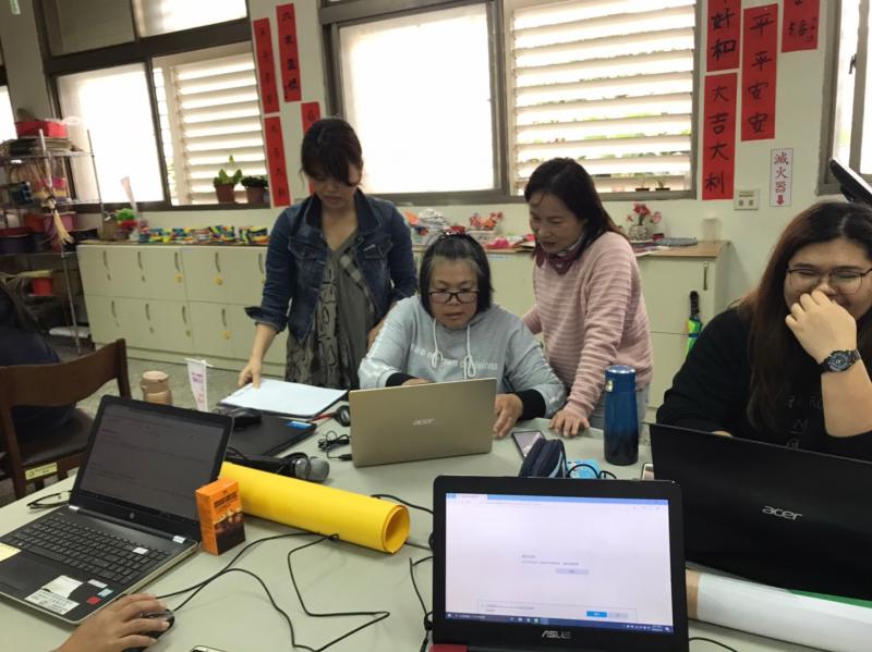 指導老師教導學員如何使用WORD編制表格