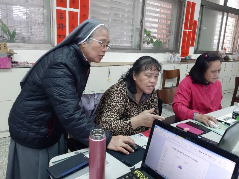 學員們互相指引有問題的學員~