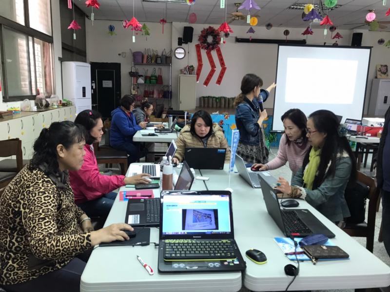 老師使用投影設備教導學員認識筆電配件及文件書寫