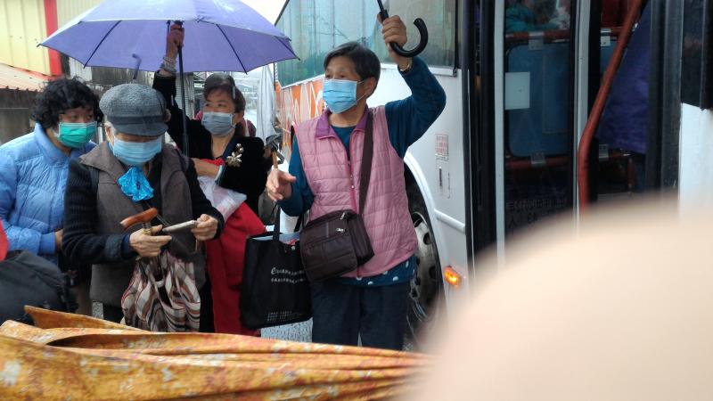 大家很開心的在公車站等待公車