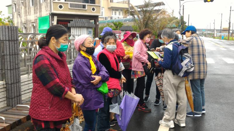 大家正在楊明國小站等待公車