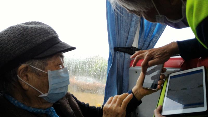 學員實地使用app搭公車