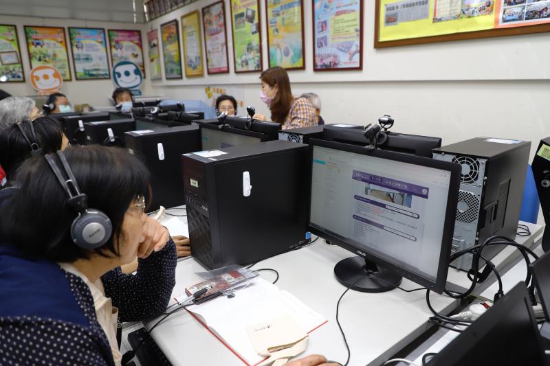 學員觀賞影片一起做熱轉印