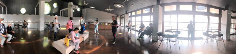 講師先實地現場拍攝技巧解說再依依細心  說明手機的運用角度的細節，讓學員有實  際操作的運用，學研很實際的體驗。