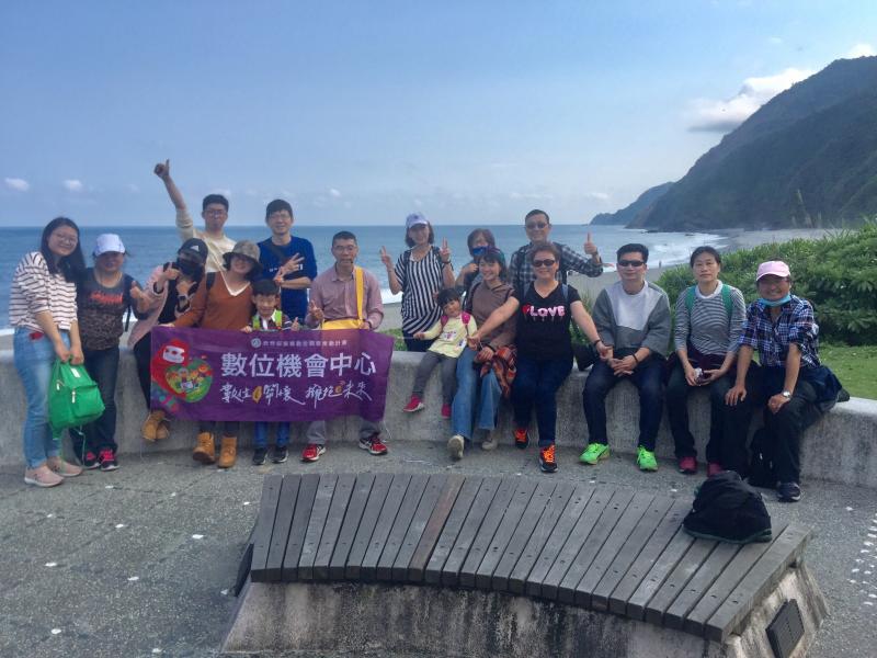 遊走的方式，全體學生走南方澳內埤海邊全體合照。