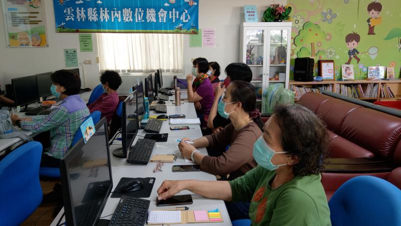 因疫情關係課學員戴口罩、配合量額溫；酒精洗手