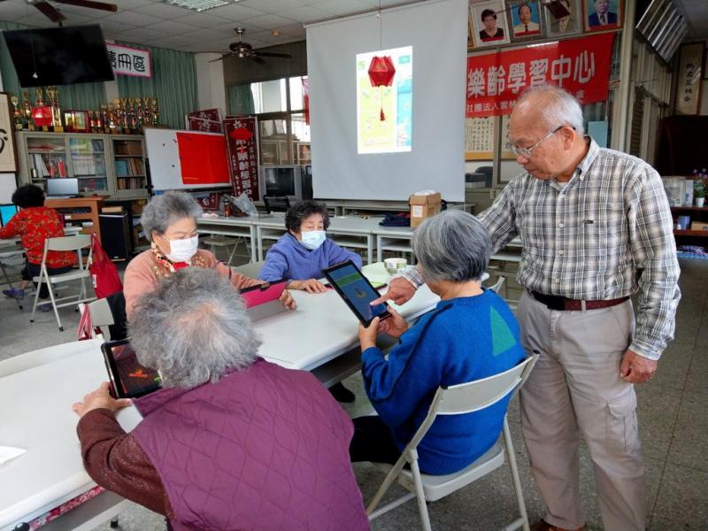 理事長觀看大家學習成效。
