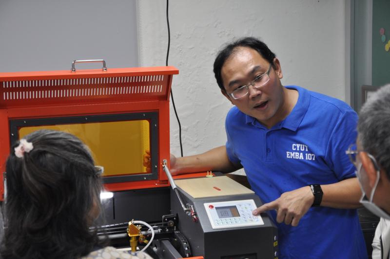 楊老師仔細講解雷雕機設備操作