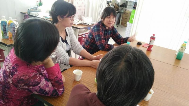 講師正在當引言人，引導大家說出土地與自己的故事