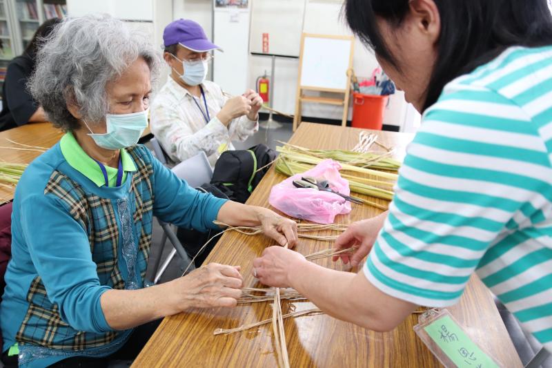 學員范日英專注聆聽講師的教學講解。