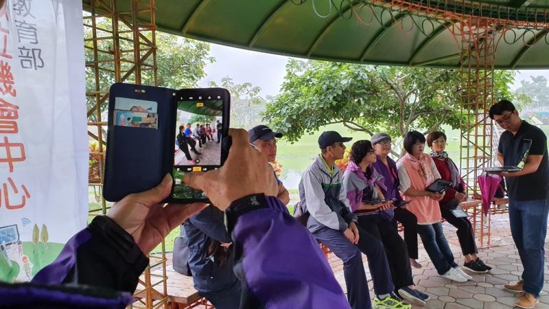 學員練習空拍鏡頭與手機連結控制