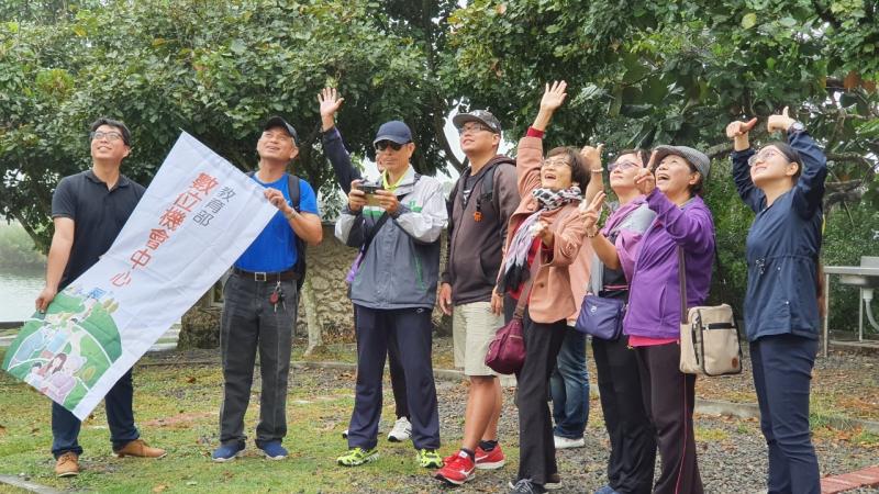 實地拍攝操作 學員開心與空拍機揮手