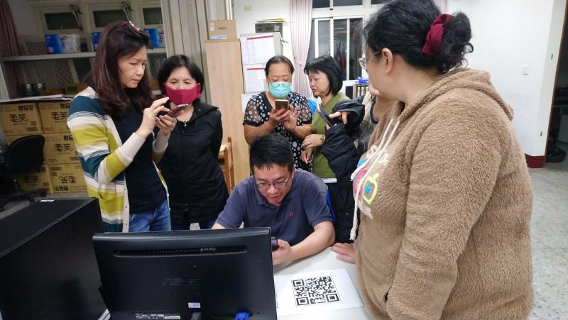 志工互相討論操作方式