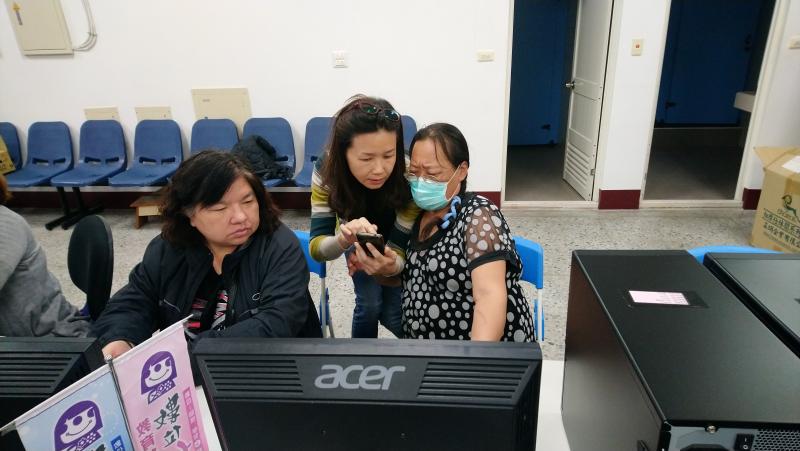 老師個別指導志工操作，順利執行