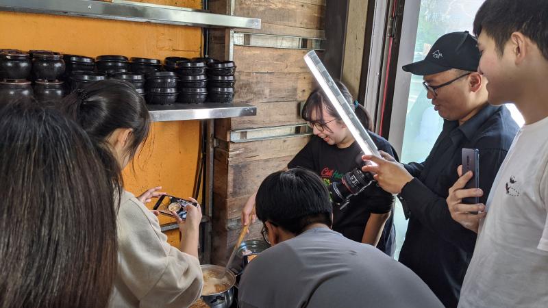 討論完分鏡後，學員分組進廚房拍攝料理過程，運用不同手法比對拍攝結果。