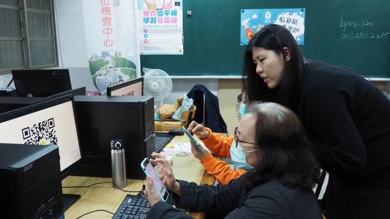 DOC學員在老師的帶領下，加入假新聞學習群組。