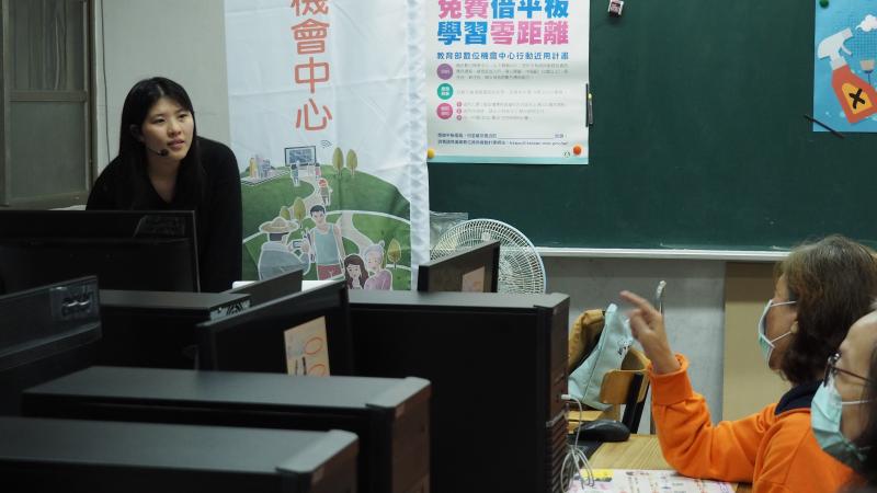 學員積極向老師詢問有關生活中遇到的健康類型假新聞。