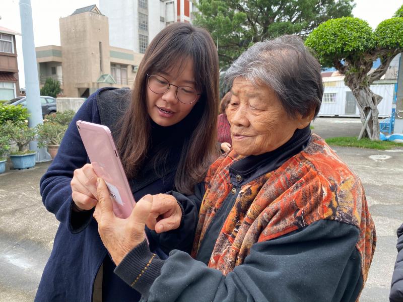 志工協助長者操作平板設備