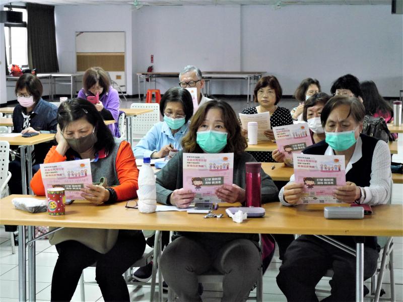 學員們認真閱讀講師提供的宣傳單