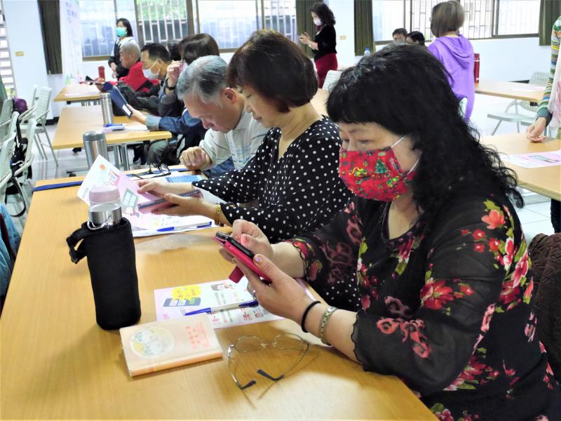 三灣 DOC 學員操作手機練習闢謠