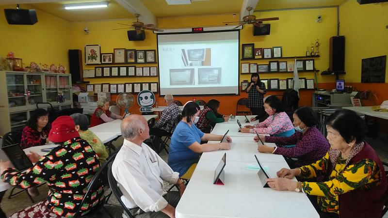 講師講解寶貝機功能