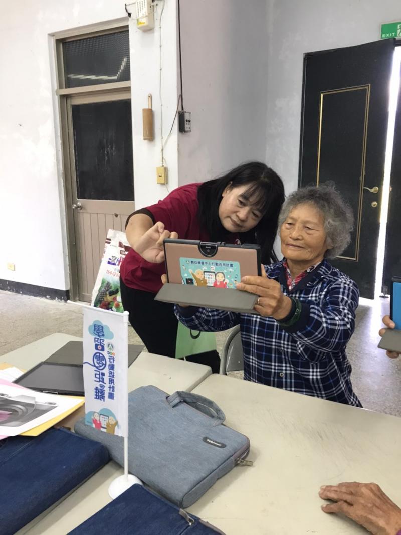 指導老師引導學員如何操作平板~學員看的很認真唷~