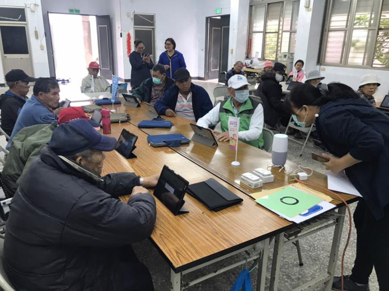 指導老師示範使用語音智慧音箱,學員們覺得很新奇很認真地聽呢~