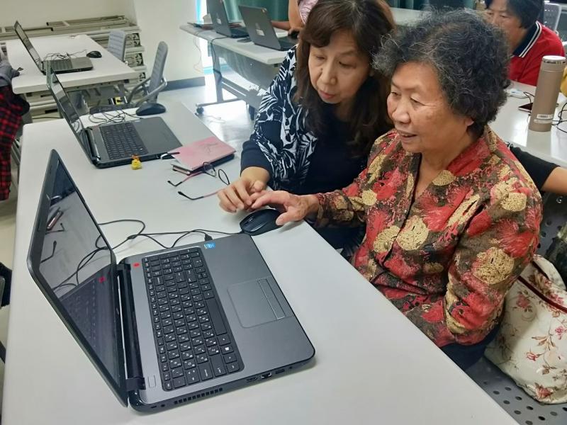 學員間彼此交流學習