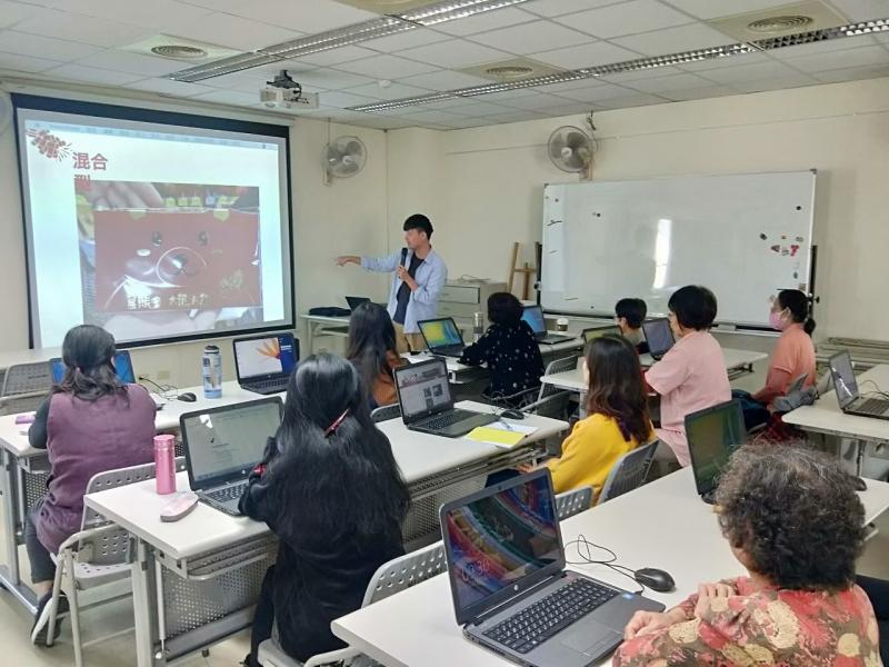 講師認真地介紹紅包袋的製作內容