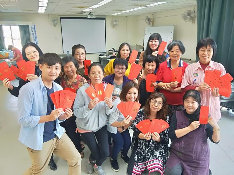 學員們開心與講師合照