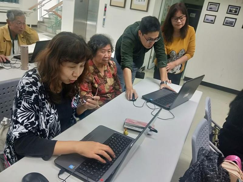 大家都認真地一起學習新技巧