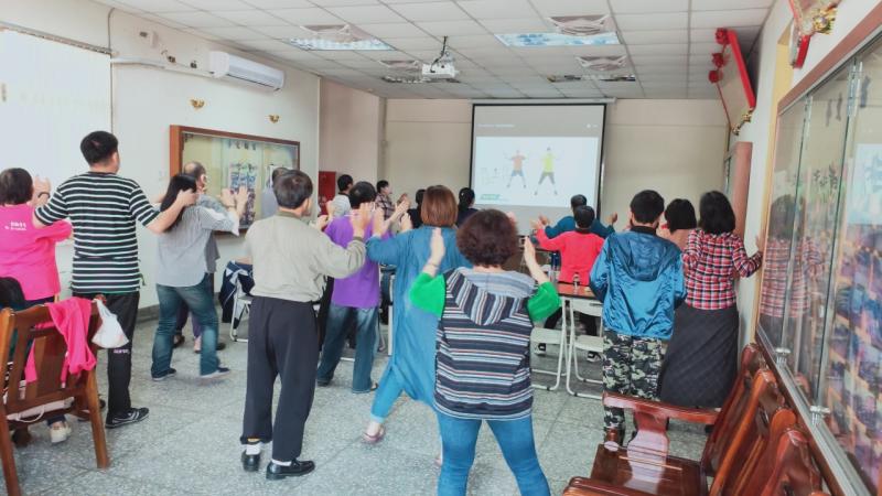 大家跟著老師一起做運動