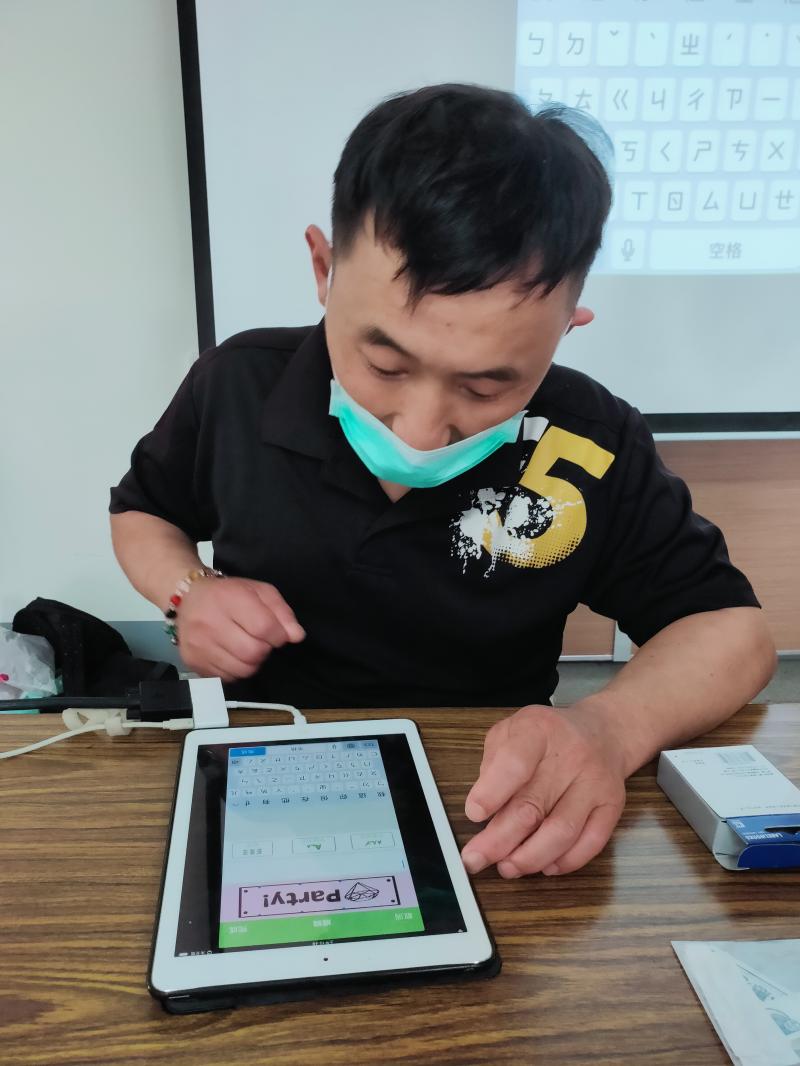 學員自己挑選版型及圖案，設計自己專屬的標籤貼紙