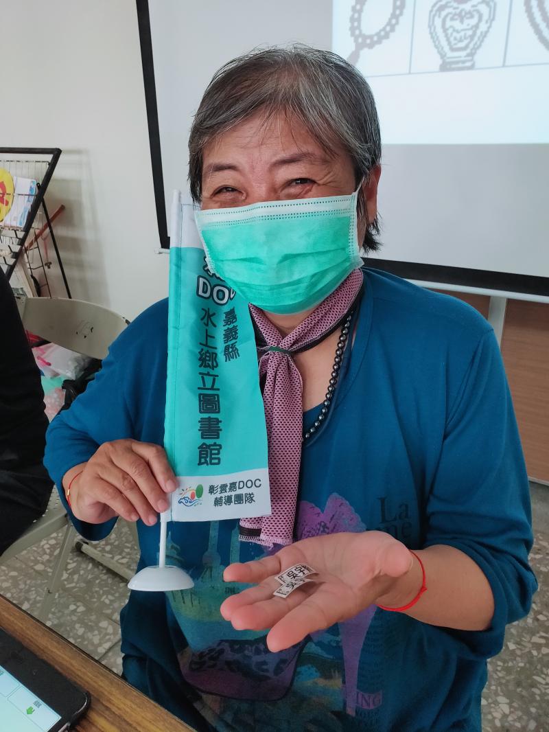 學員拿到自己設計的標籤貼紙好開心]