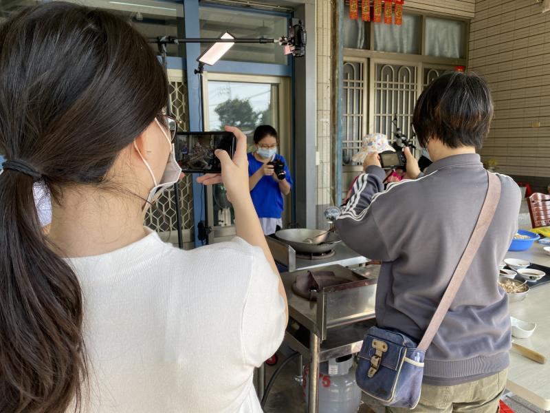 學員嘗試用不同距離拍料理，拍攝料理整體情況，抑或是近距離拍攝食材。