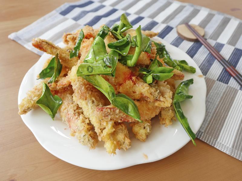 學員嘗試料理擺盤，善用工具及桌巾，及拍攝角度。