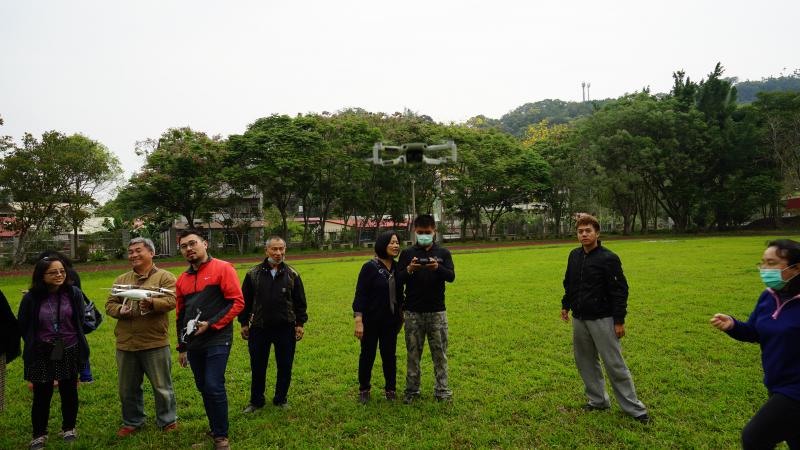 學員們高興地討論所屬小組的空拍任務