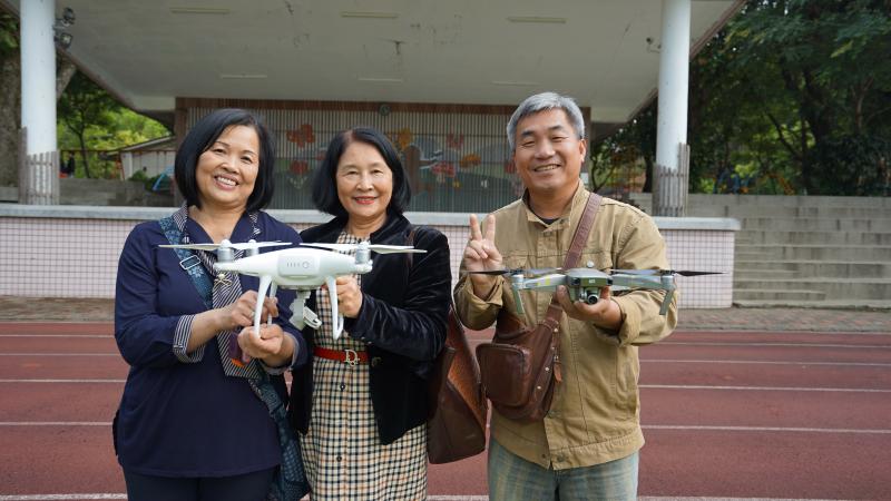 三位年紀相仿的學員，不約而合在空拍課相識