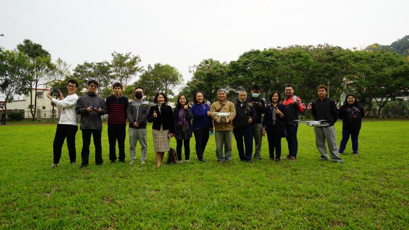 年青人的理想與空拍機一起飛翔