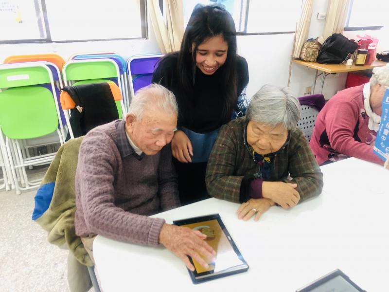 在志工協助下,阿公跟阿姨很開心的在玩小游戲