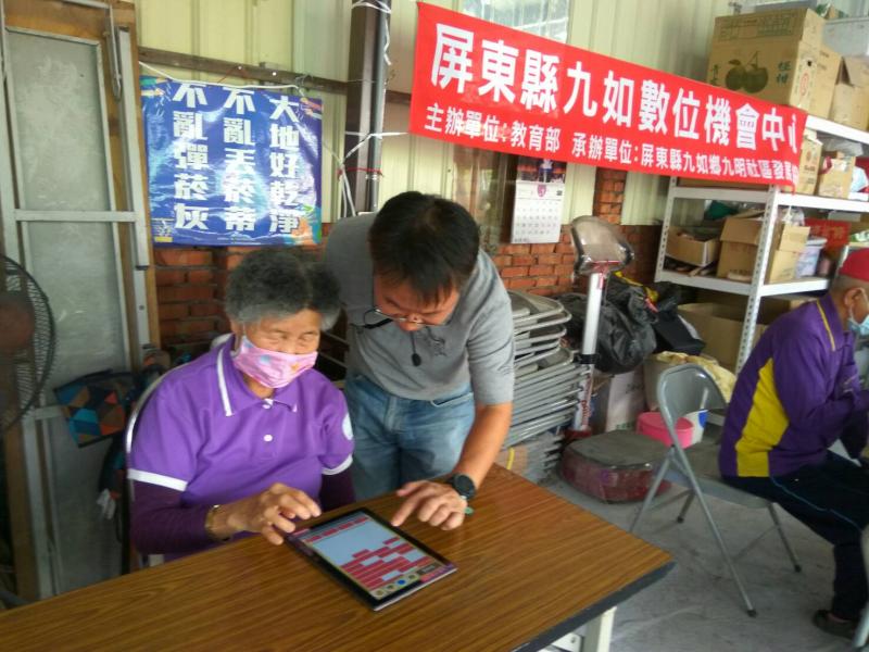 老師教導學員使用平板電腦下載遊戲及觀看網路世界