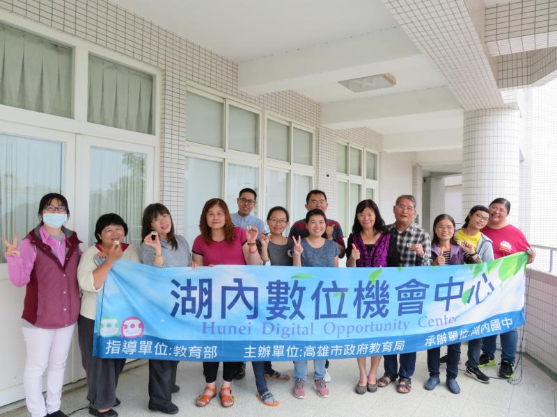 應邀主辦單位的熱情要求來一張大合照吧!