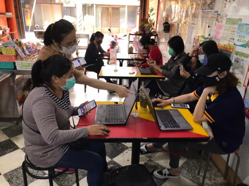 指導老師教導學員網路搜尋手機支付項目