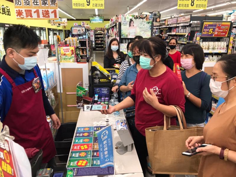 指導老師帶學員們到全聯福利中心體驗手機支付,講解支付便利的方便好處