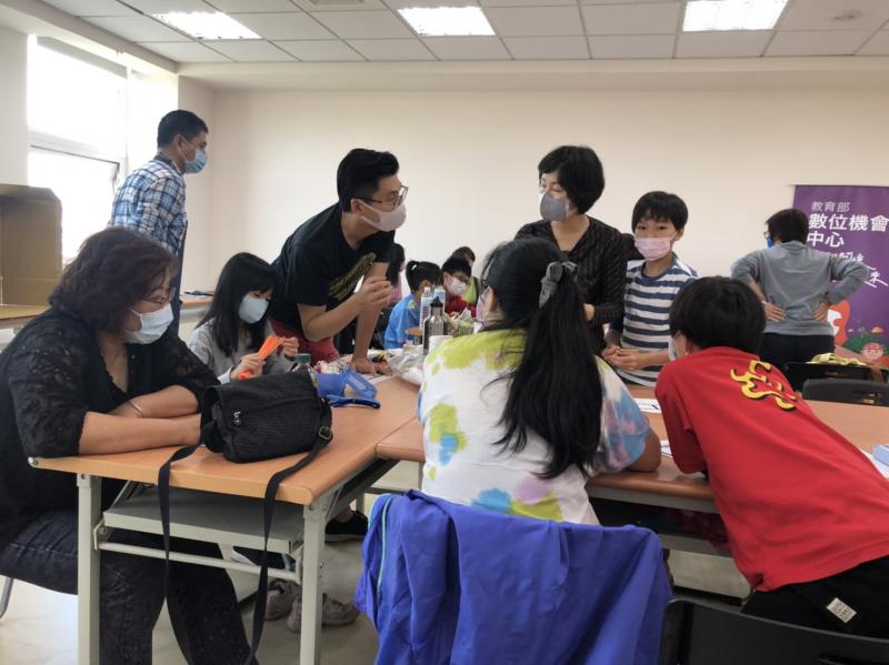 學員課程討論劇本內容的策劃，發揮出每個學員的想像內容，創造出一個有畫面的故事。