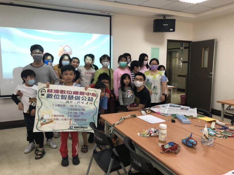 學員團體照，這堂課程很生動，講師很會引導讓每位家長跟小孩的互動非常好，讓這個課程的內容有很大的空間可以發揮。