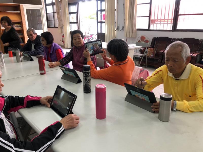 長輩們對於完平板較陌生，但經由教導後，玩得不亦樂乎，互相拍對方及錄影，最後元遊戲還有小比賽，長輩們都很認真。