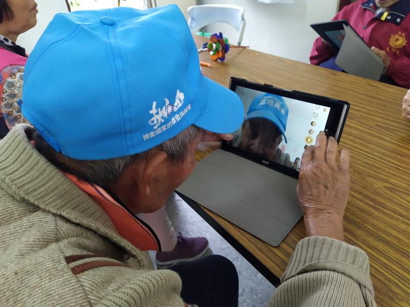 這位阿公第一次用平板，使用自拍功能玩SNOW，玩得很開心，阿公表示 「金促咪]