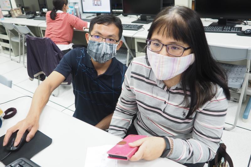 講師指導學員電腦操作